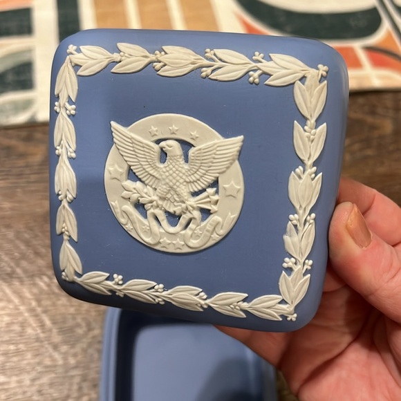 Wedgwood made in England blue jasperware Eagle lidded trinket dish - Picture 7 of 7
